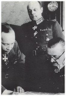 Pmajoitusmestari Aksel Airo, Yleisesikuntapllikk 
Erik Heinrichs ja marsalkka C.G.E. Mannerheim.