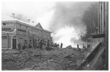 Loppiaisaaton pommituksissa Mikkeliss tuhoutui 
64 rakennusta. Porrassalmenkadulla palavat Kuokkasen talo ja Mikkelin tyttkoulu